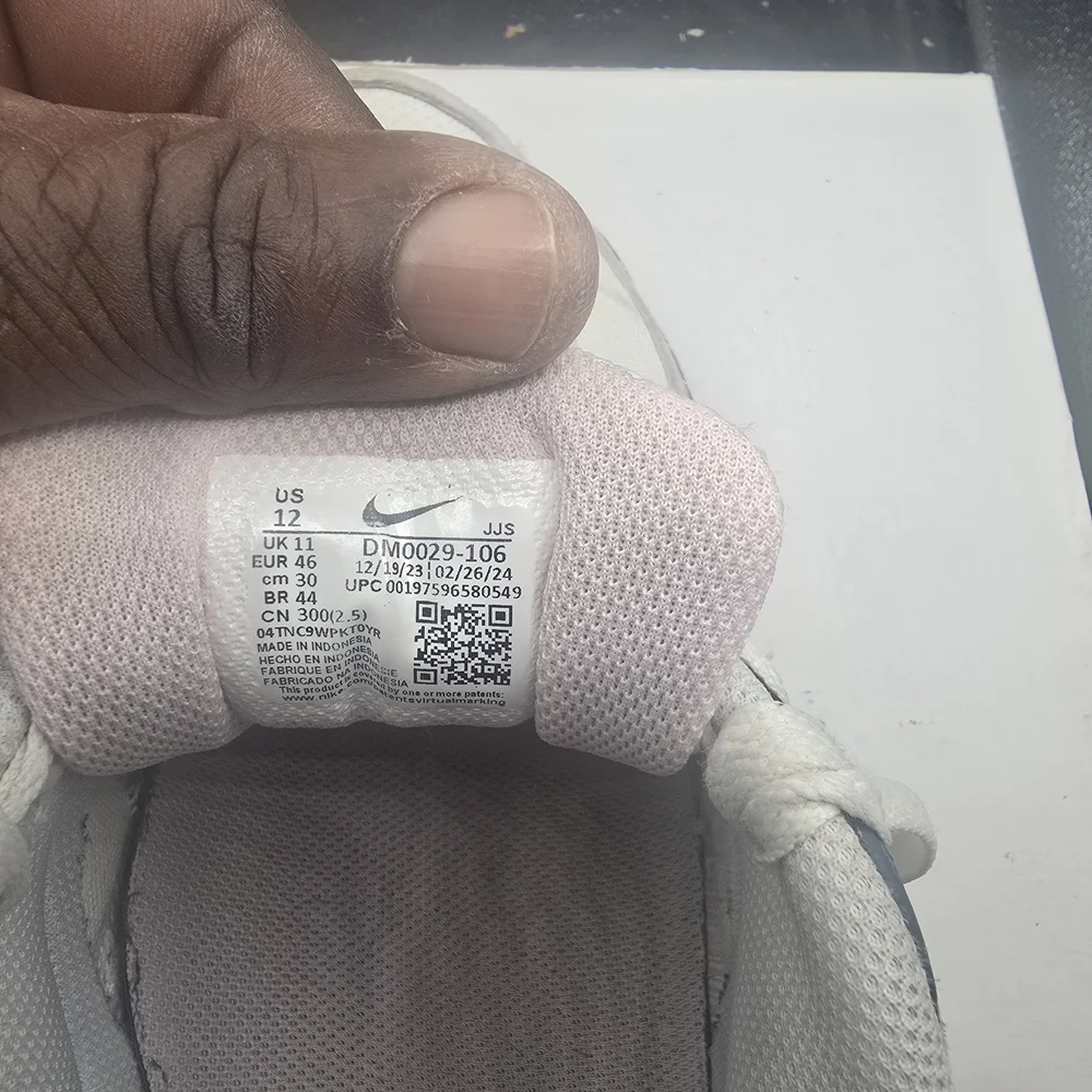 Nike Air Max‎ Women's White and Pink Sneakers